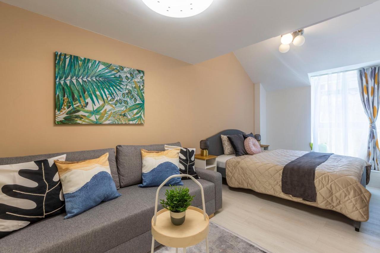 Unique 3 Floor With 4bdrm, 3bthrm Appartement *