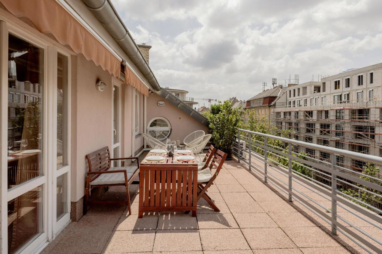 Bright And Spacious Penthouse W/ Terrace & Parking Budapest