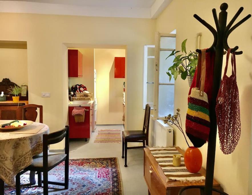 Vintage Studio Apartment, Garden And Free Parking *