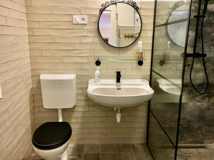 Vintage Studio Apartment, Garden And Free Parking