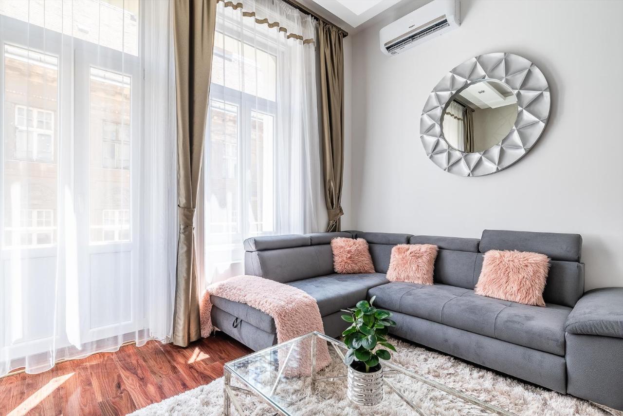 Luxury With Free Garage And Balcony In The Center