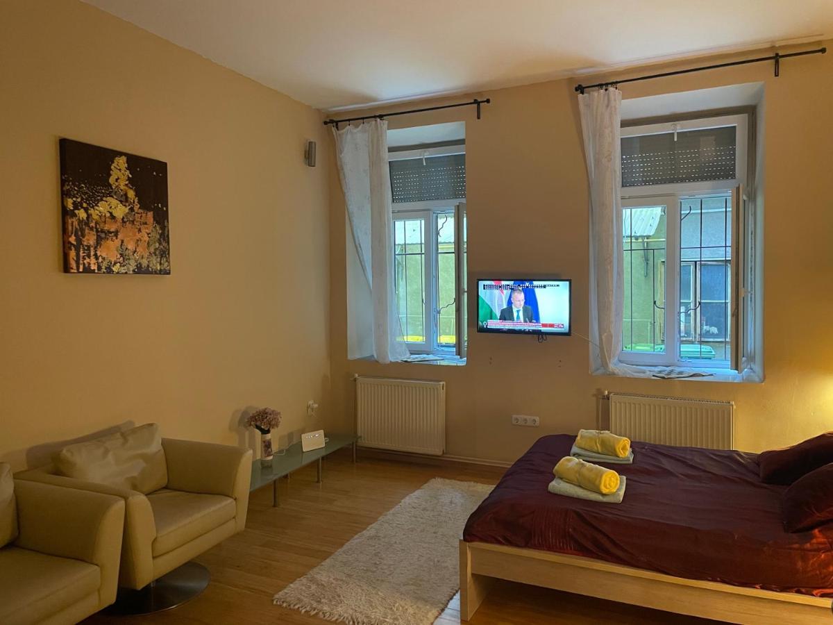 Clark Apartman ** *