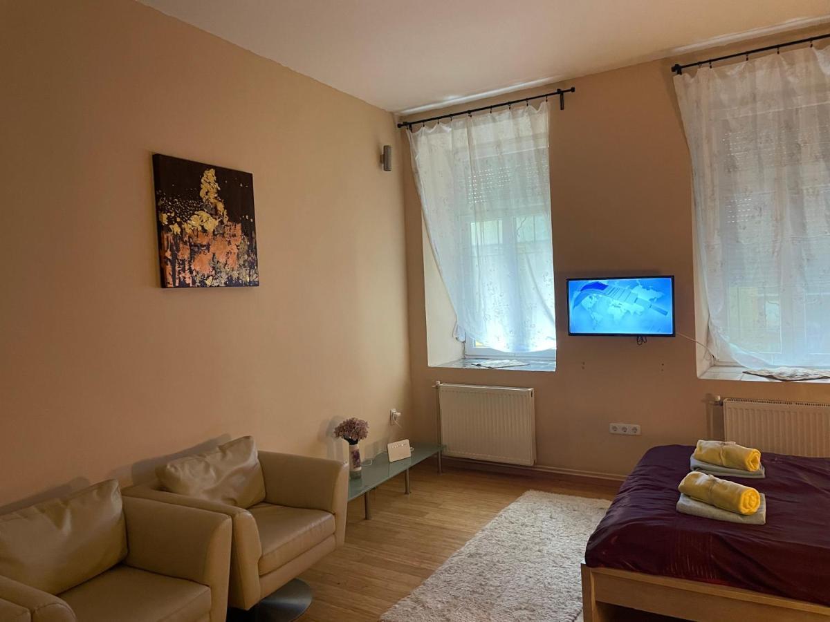 Clark Apartman ** *