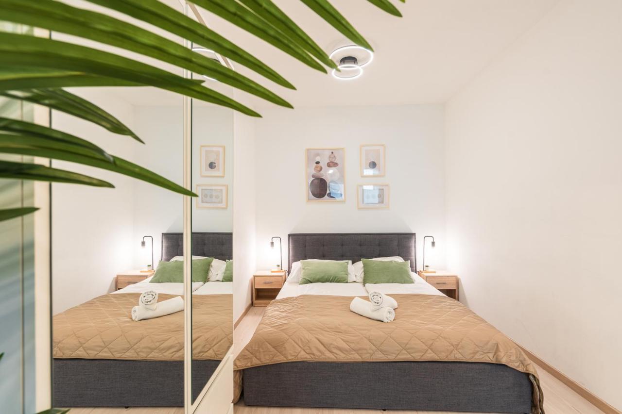 Modern Newly-Built Home By The New York Cafe Apartment