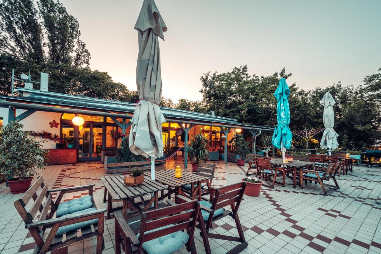 Island (adults Only) Hostel *