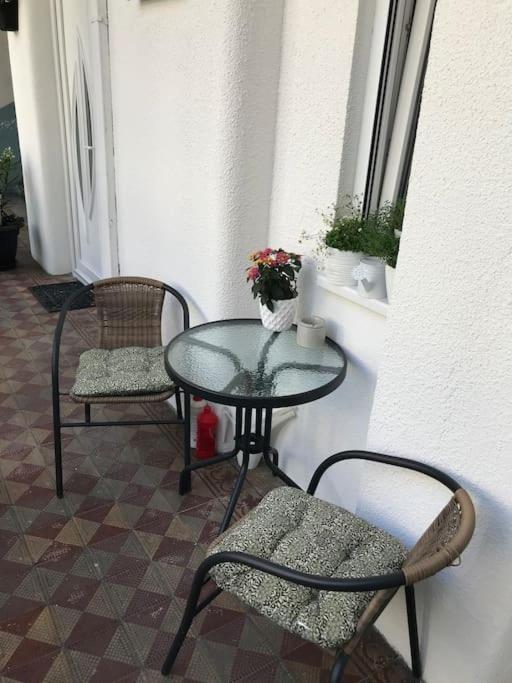 Near Park Only 5 Minutes Walk , Where Find The World Famous Szechenyi Thermal Bath Spa, Capital Circus , Museums The Is Modern And Newly Renovated ,in A Quiet And Peaceful Oasis With Ac ,smart Tv, High Speed Internet Lägenhet Budapest