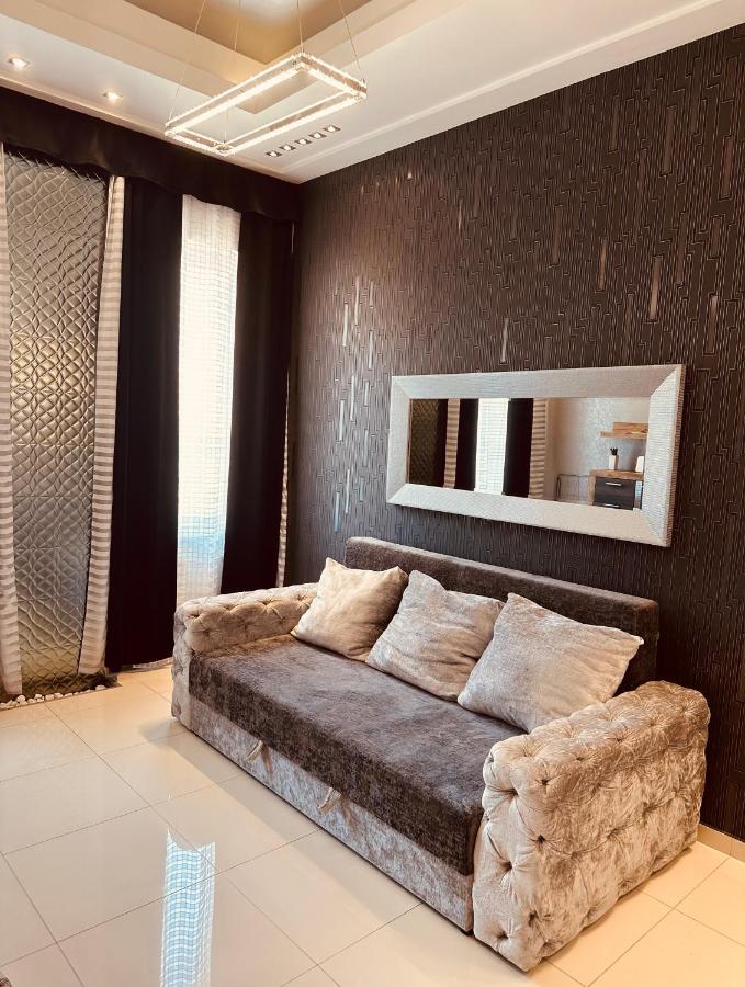 Silver Apartment *