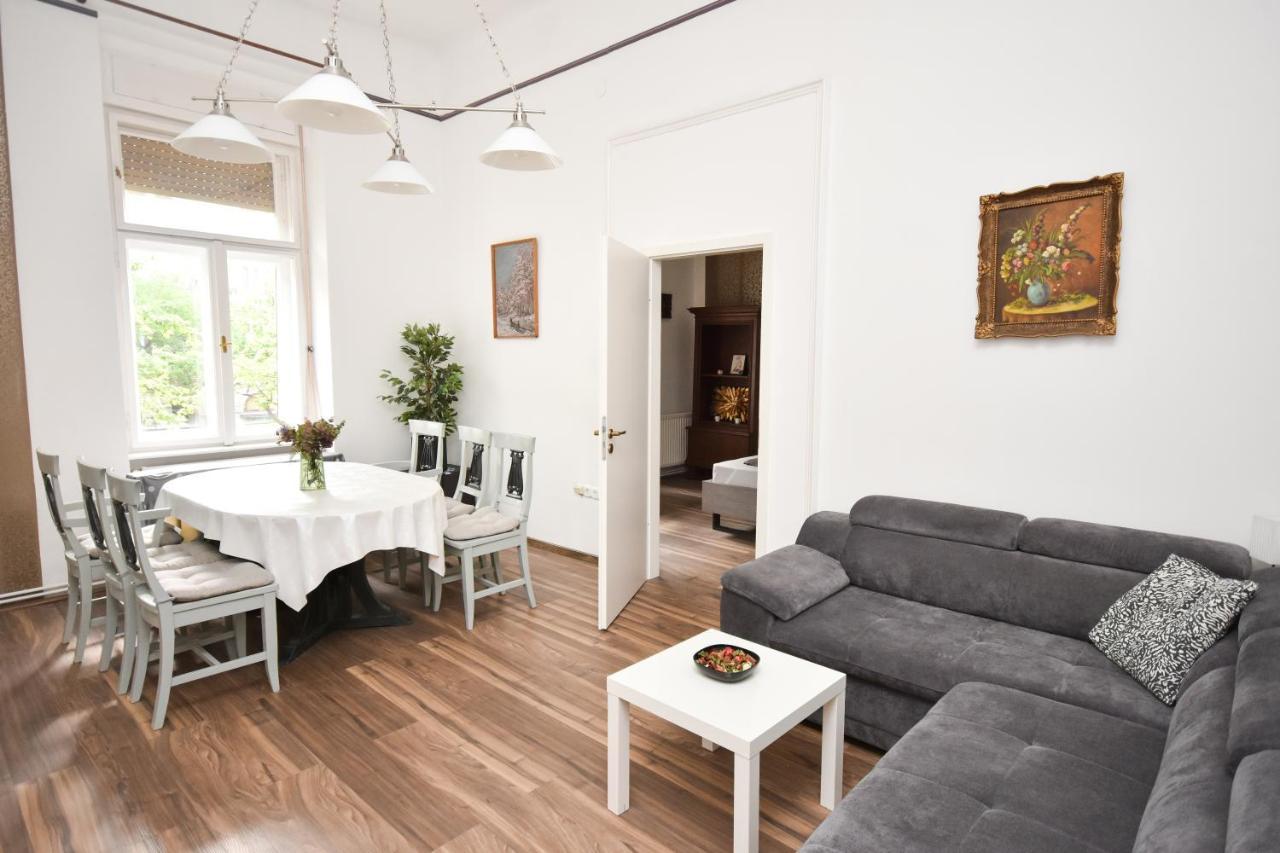 Apartment Modern & Huge 4 Bedroom 2 Bathroom *