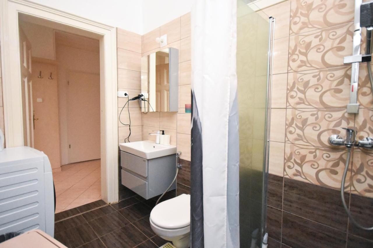 Apartment Modern & Huge 4 Bedroom 2 Bathroom Budapest