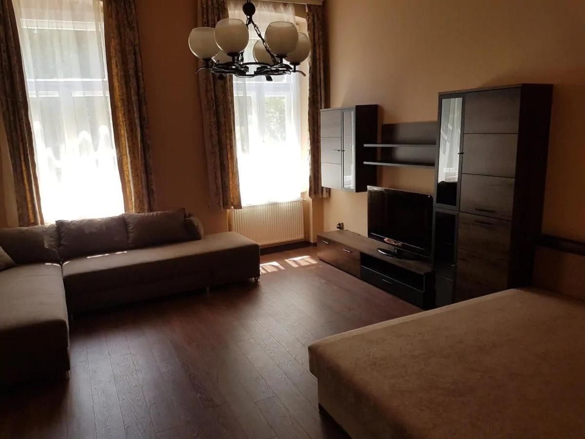 Stylish Historic Flat For 4 In Heart Of Oldbuda Budapest