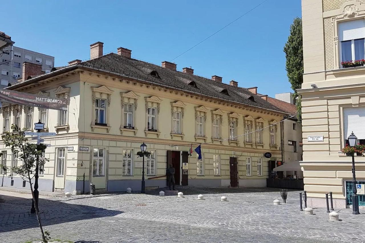 Lejlighed Stylish Historic Flat For 4 In Heart Of Oldbuda Budapest