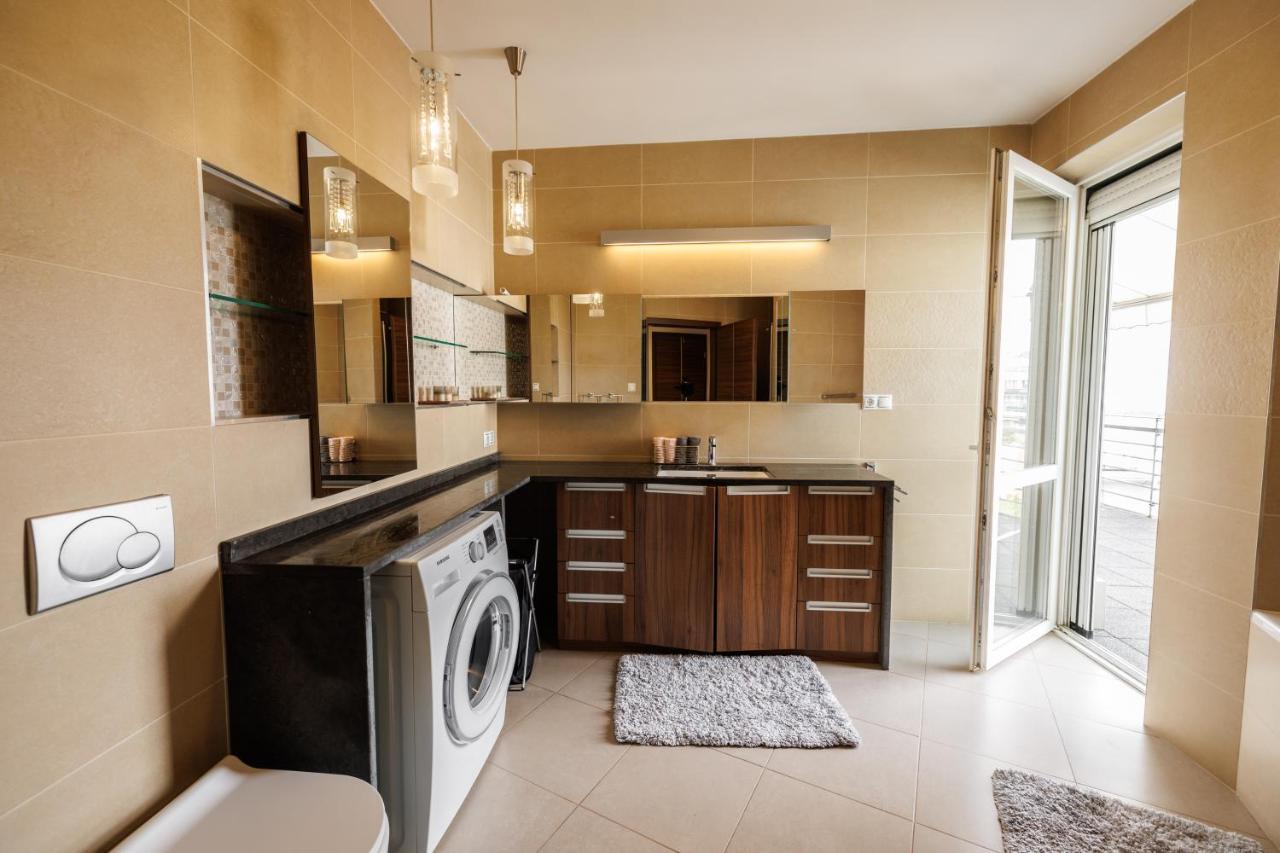 Penthouse Deluxe - Free Parking, Roof Garden Apartment Budapest