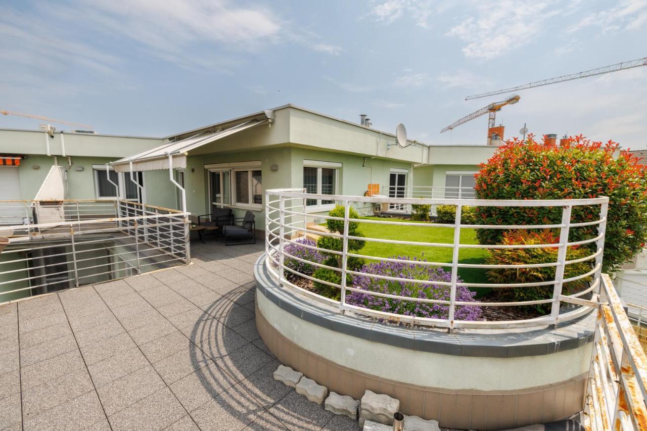 Apartment Penthouse Deluxe - Free Parking, Roof Garden Budapest