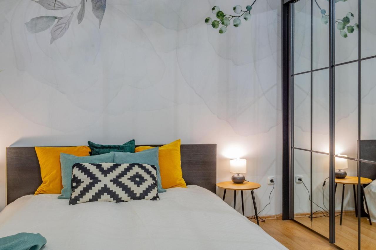 Luxurious Cozy 1br Apt - 2min Walk To Gozsduyard! Apartment Budapest