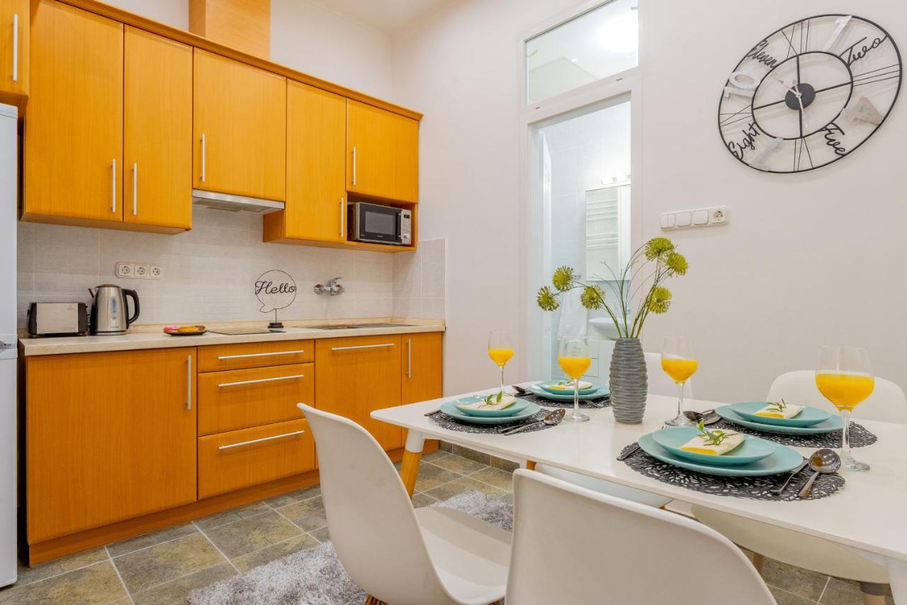 Luxurious Cozy 1br Apt - 2min Walk To Gozsduyard! Apartment Budapest