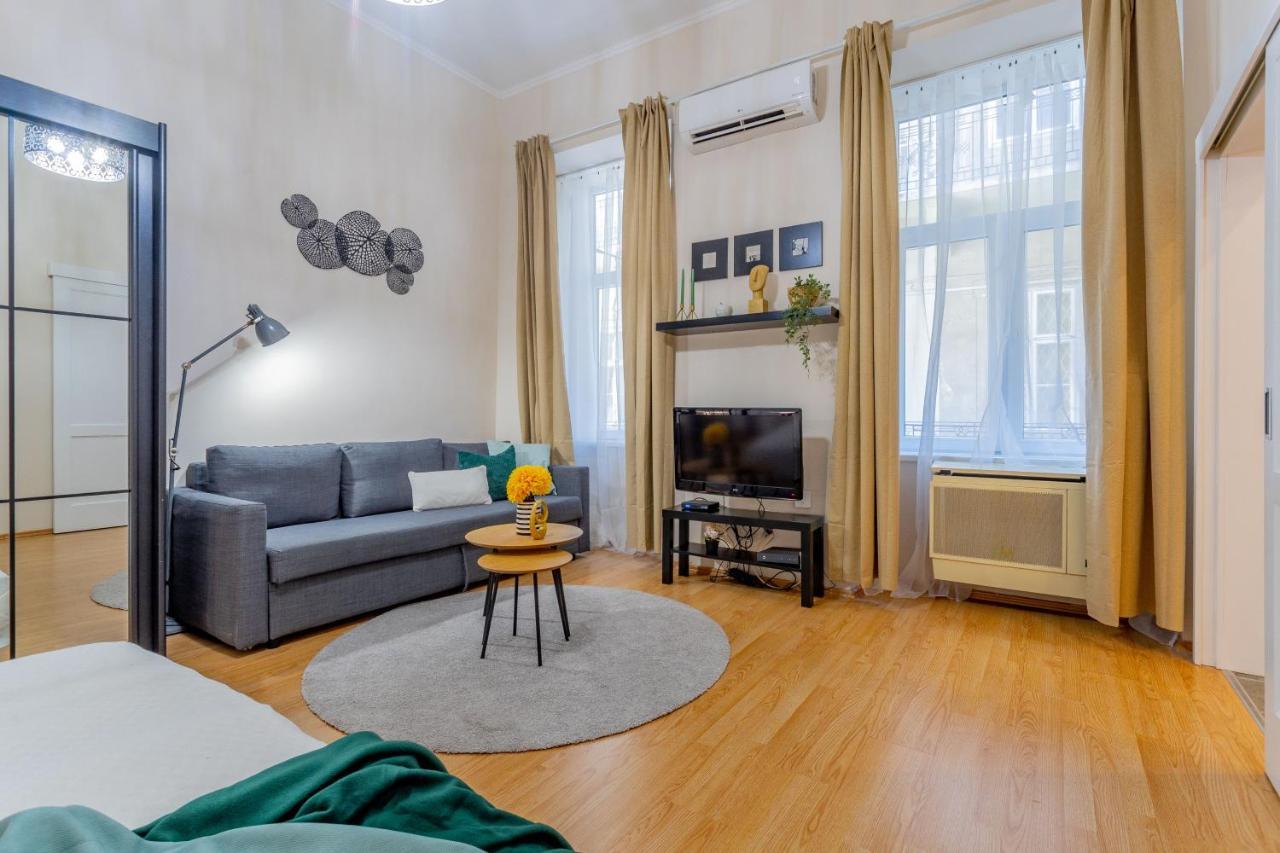 Apartment Luxurious Cozy 1br Apt - 2min Walk To Gozsduyard! Budapest