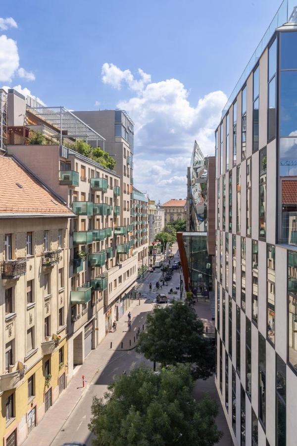 Center Penthouse - Huge Terrace And Free Parking - Tram/metro - Ac Apartment Budapest