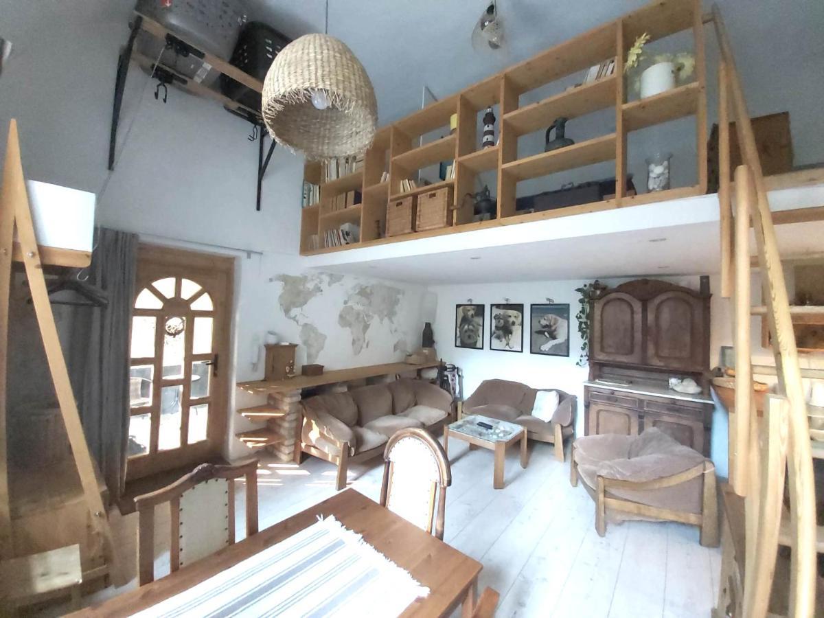 Apartment Unique, Homey With Free Parking In *