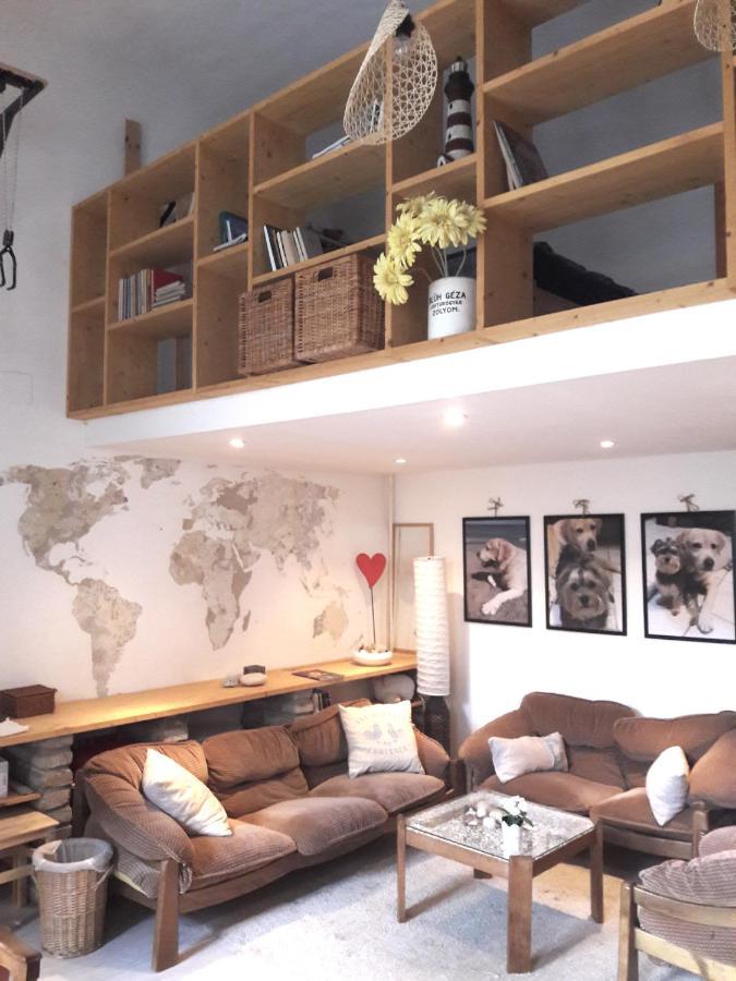 Unique, Homey With Free Parking In Lägenhet *