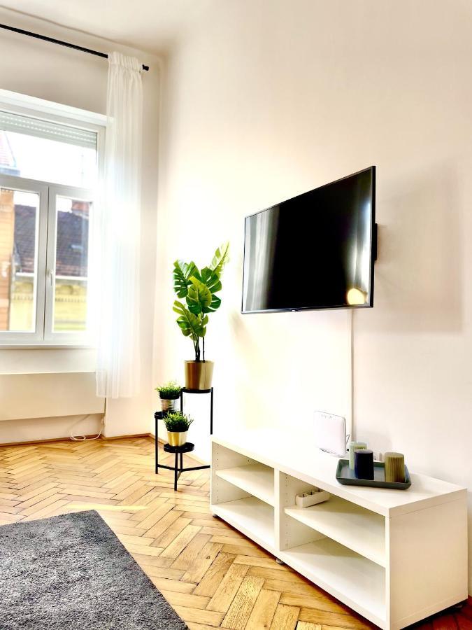 Eotvos 25 Lägenhet