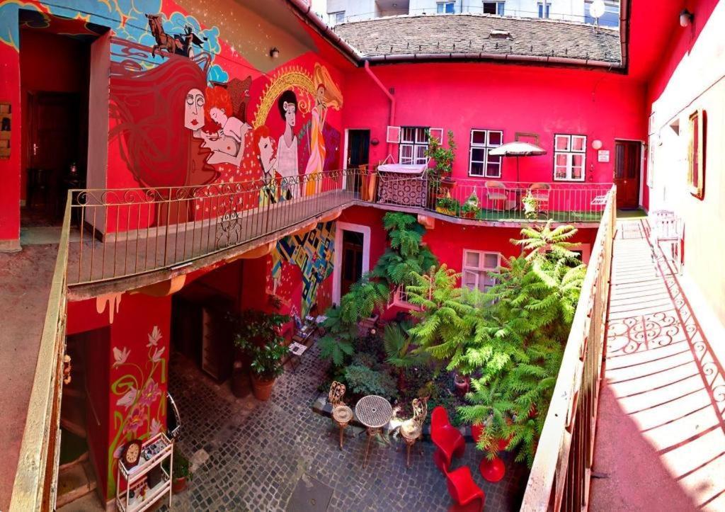 Vintage Garden With Balcony Apartment *
