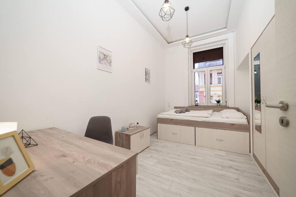 Cityscape Budget Garay Apartment