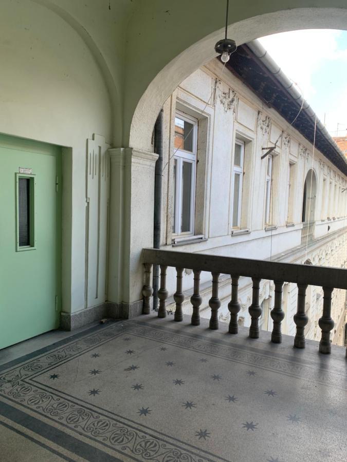 Somogyi Bela * Budapest