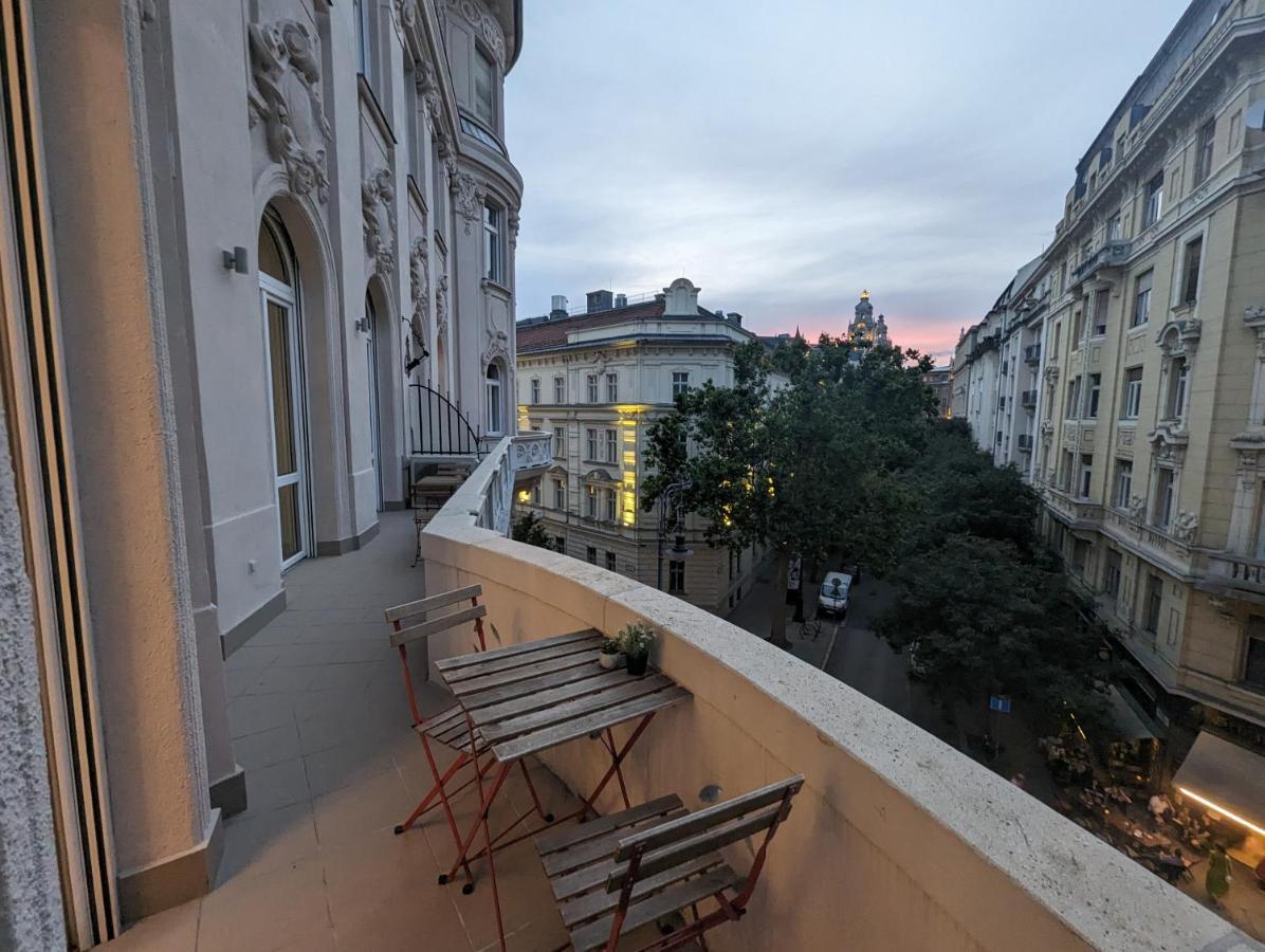 Downtown Designer Apt W Private Spa, Cinema, Balcony, Prime District V