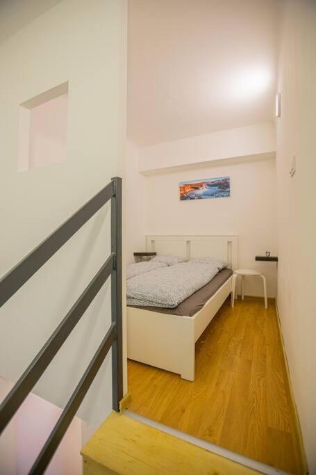 Cute Gallery Flat In Dob Str, Mars Apartment