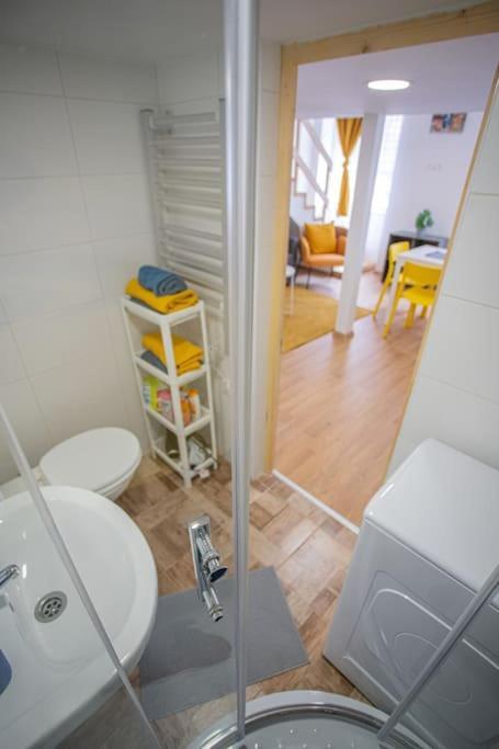 Apartment Two Bedroom Gallery Flat In The Akacfa Str. *