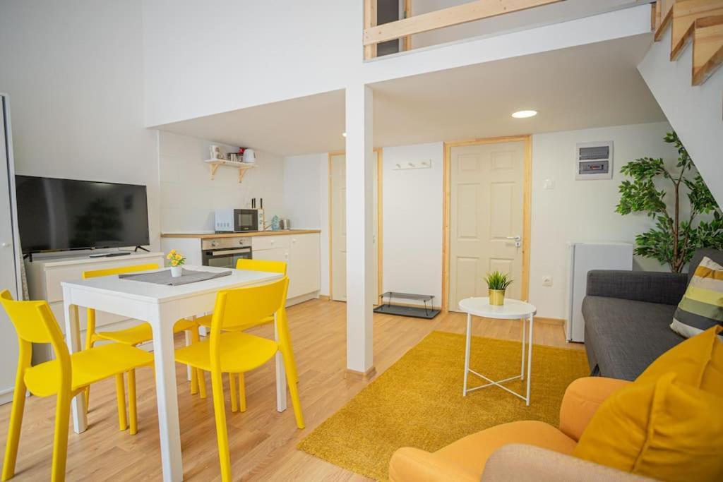 Two Bedroom Gallery Flat In The Akacfa Str. Apartment