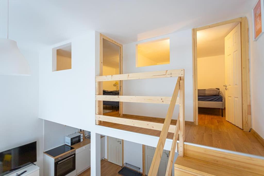 Two Bedroom Gallery Flat In The Akacfa Str. Apartment *