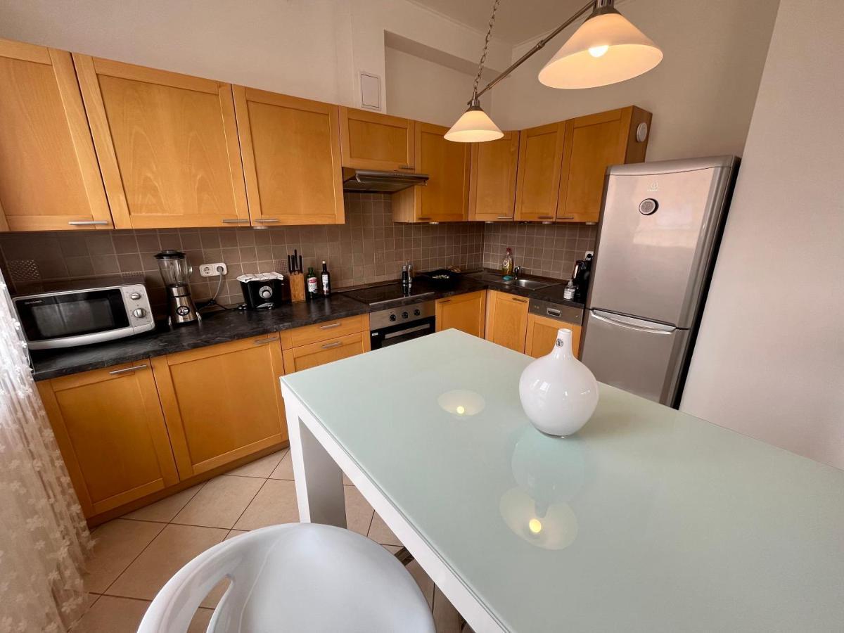Charlies With Free Garage Apartment