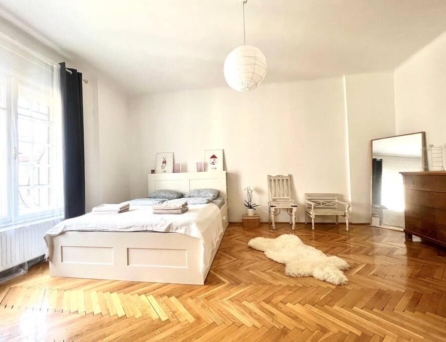 Good Ambiance, Arty Center Budapest
