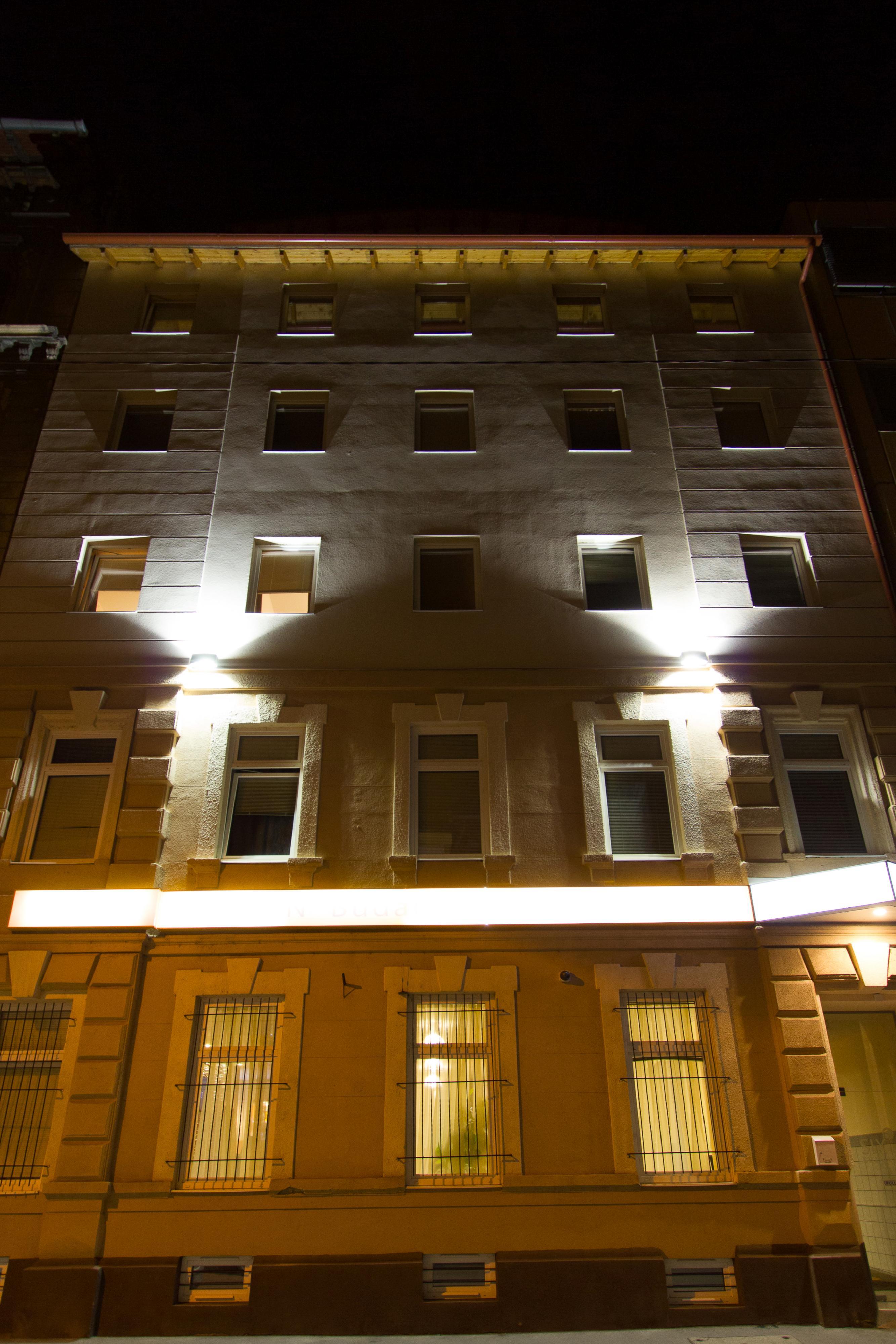 Six Hotel