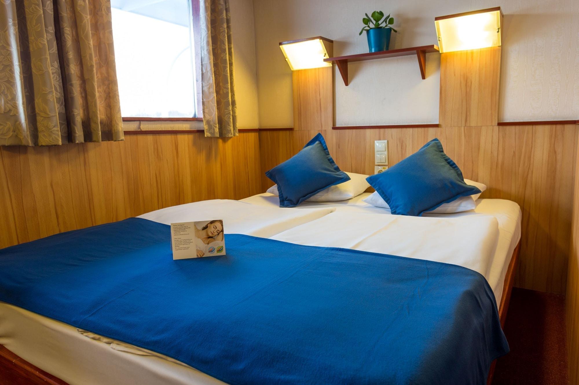 Botel Fortuna Boat