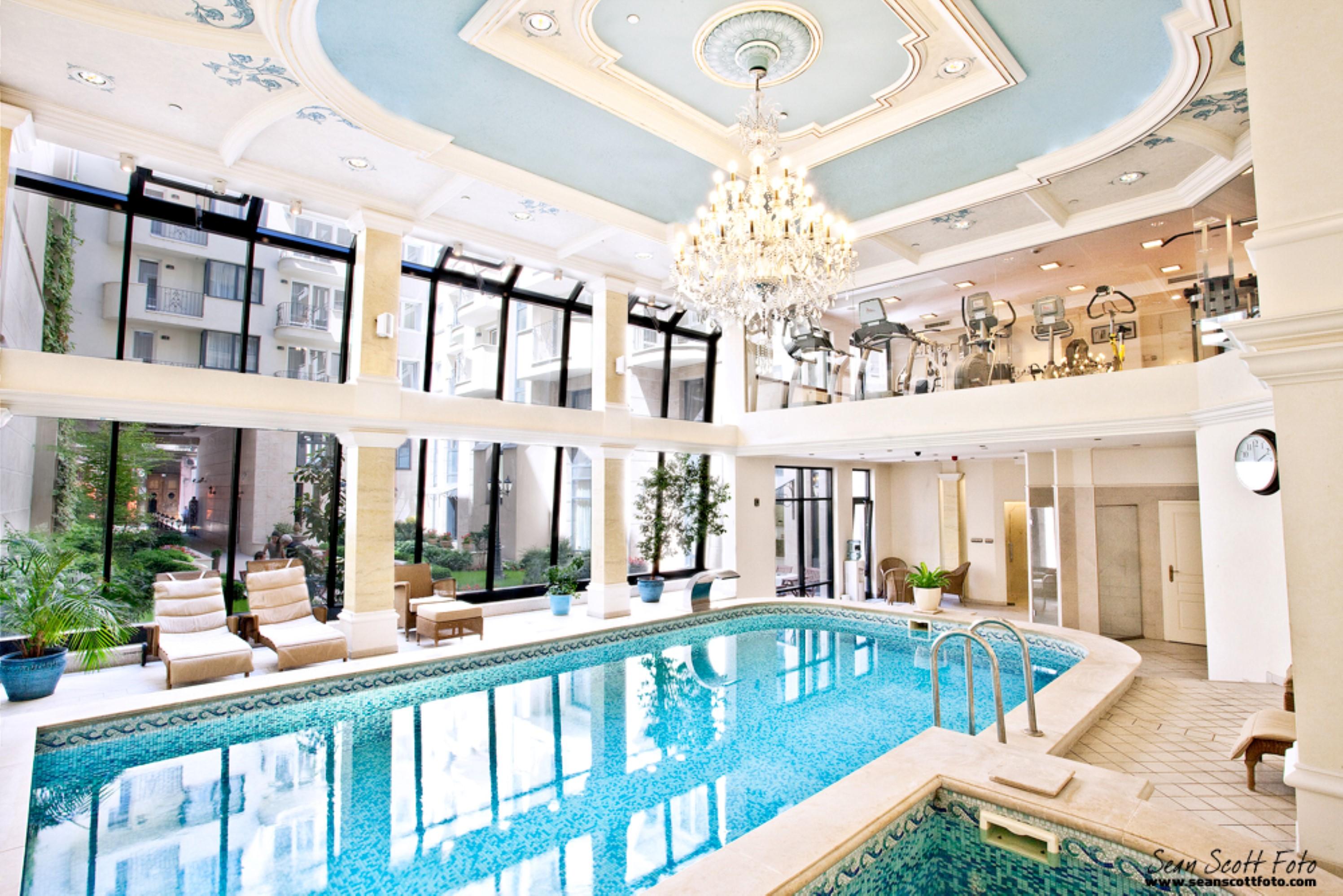 Queen's Court & Hotell