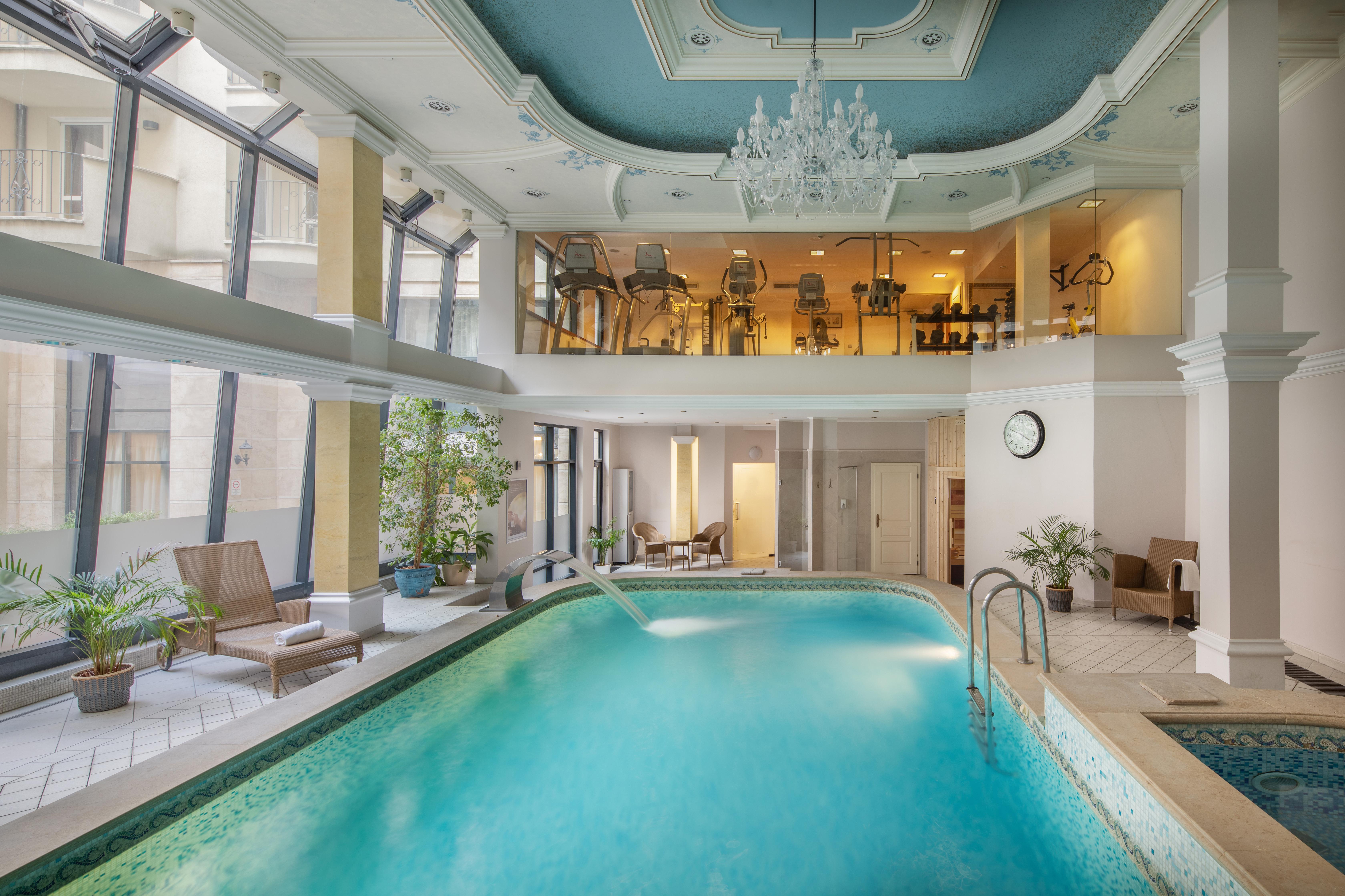 Hotell Queen's Court &