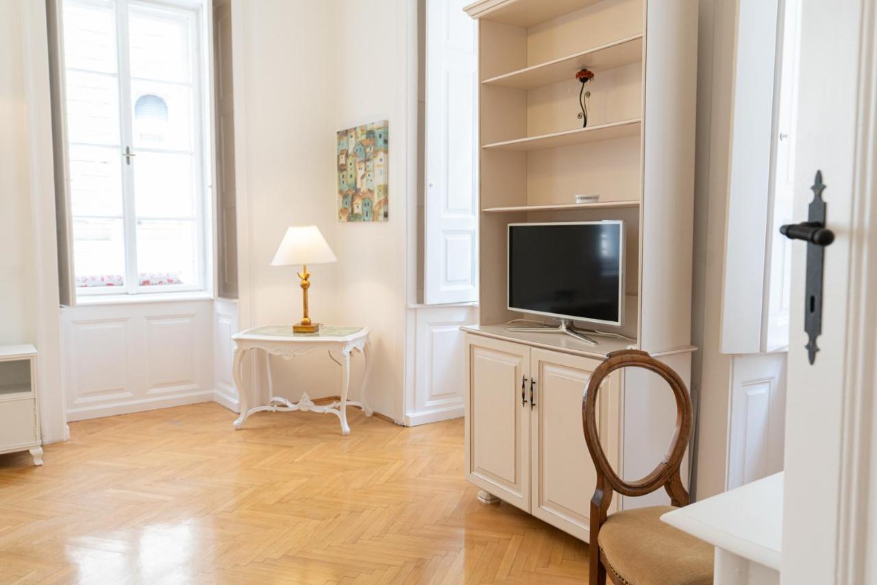 Realtanoda * Budapest