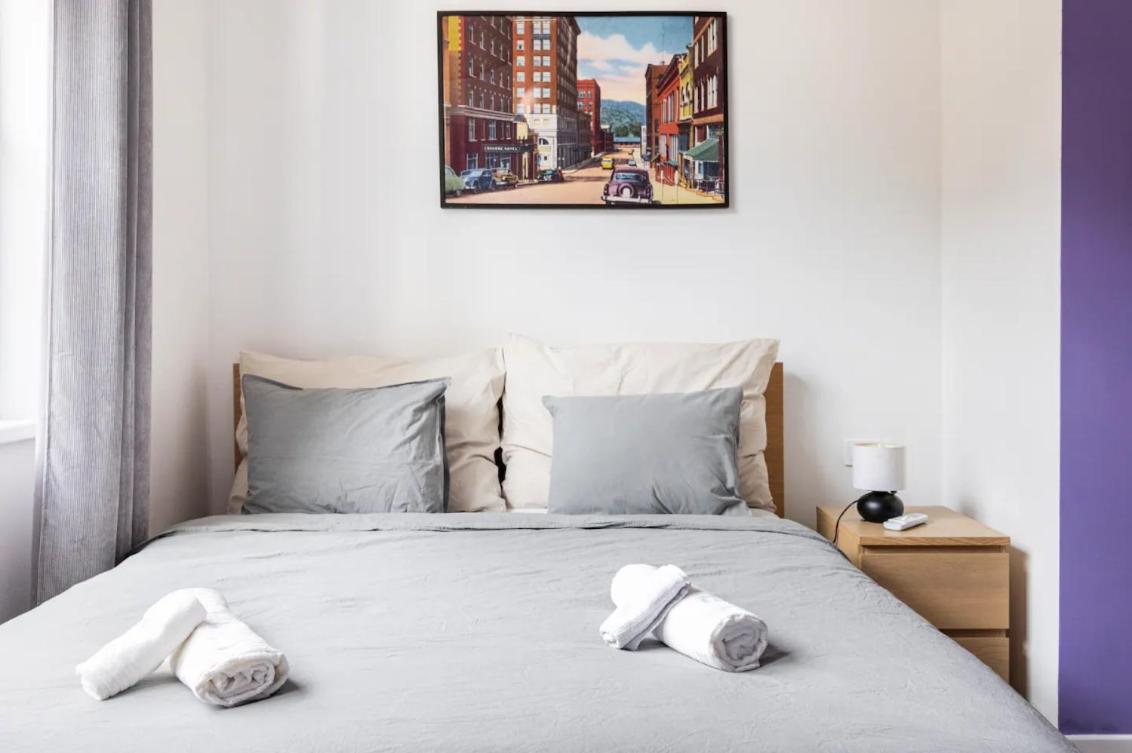 Stylish Purple In Heart Of Apartamento