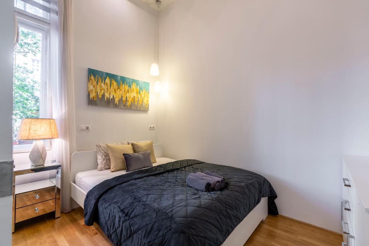 Luxurious & Spacious Downtown In Liszt Ferenc Square *