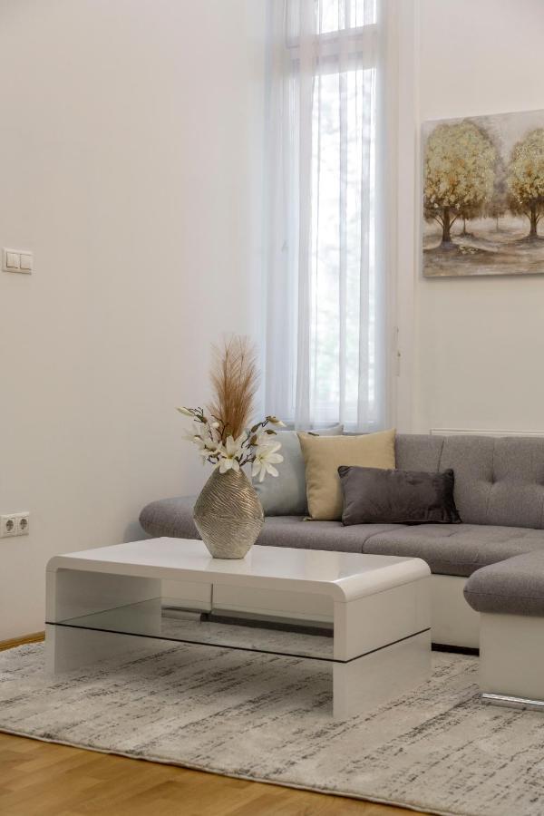 Luxurious & Spacious Downtown In Liszt Ferenc Square * Budapest