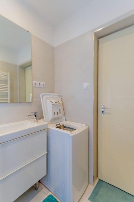 Cozy Nest By The Andrassy Avenue Apartment