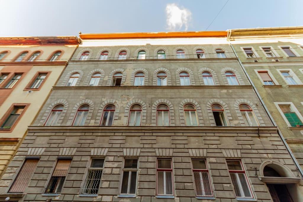 Cozy Nest By The Andrassy Avenue Apartment *