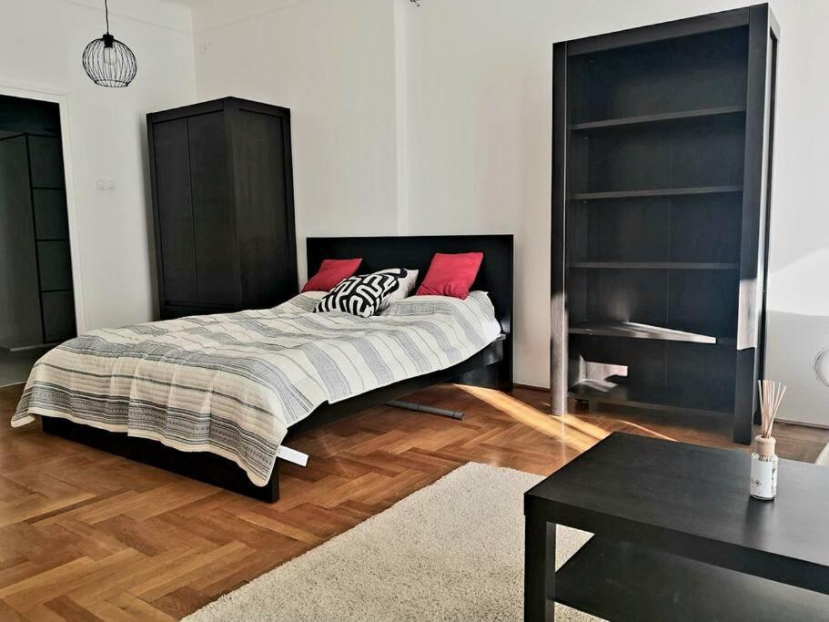 Cozy At Hero's Square Apartmán