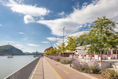 Sunny At Danube Hostel