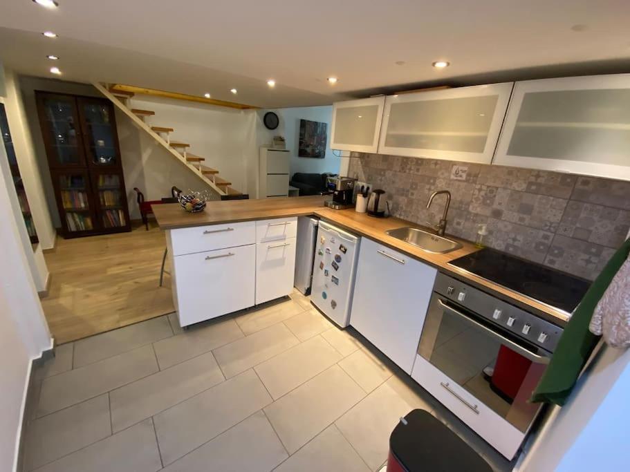 Simon's City Centre Apartment