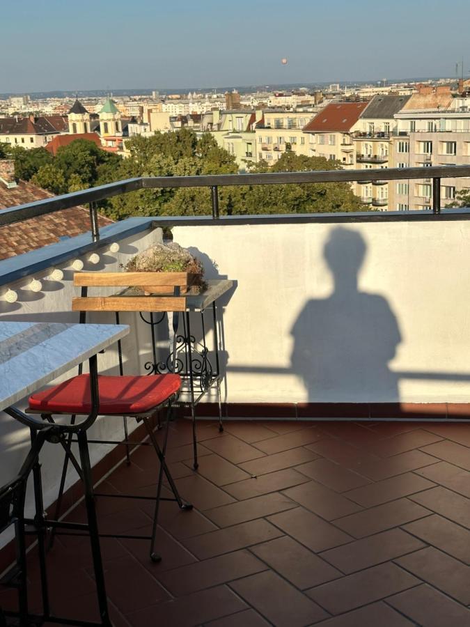 Bright & Spacious In Buda Budapest