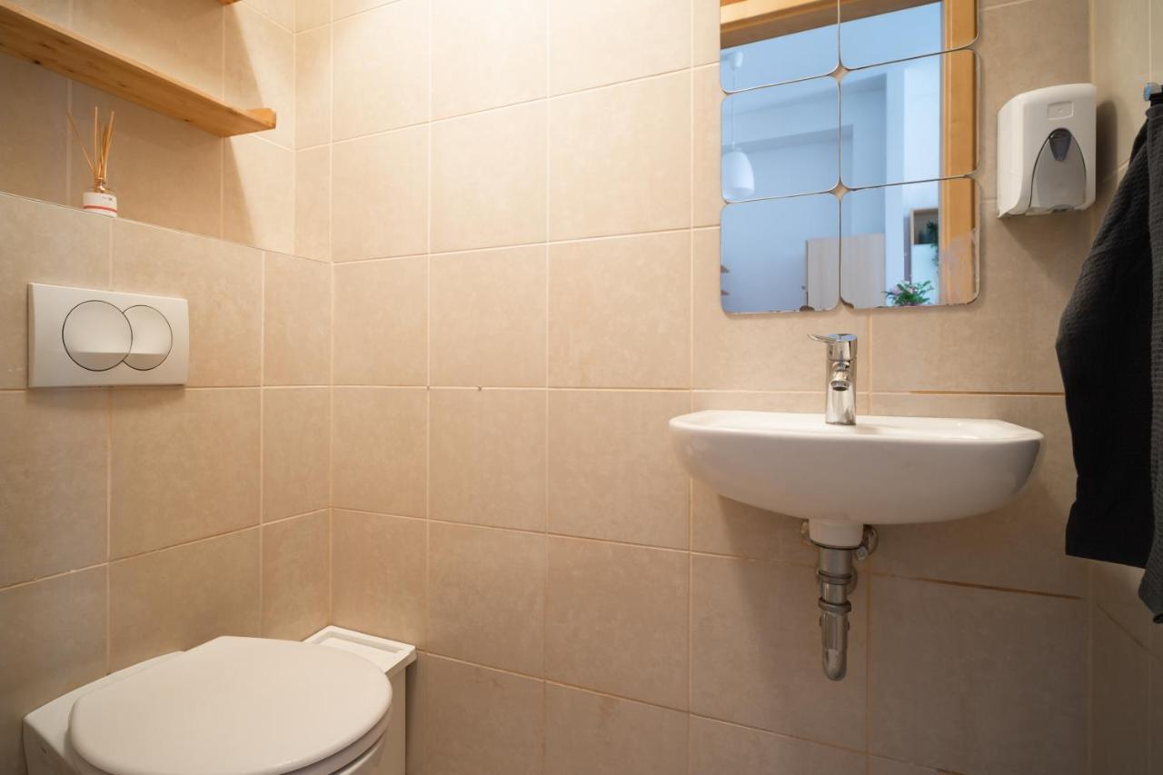 At Gozsdu Court, 60 Sqm, 2 With 2 Ac, Elevators, Kitchen Budapest