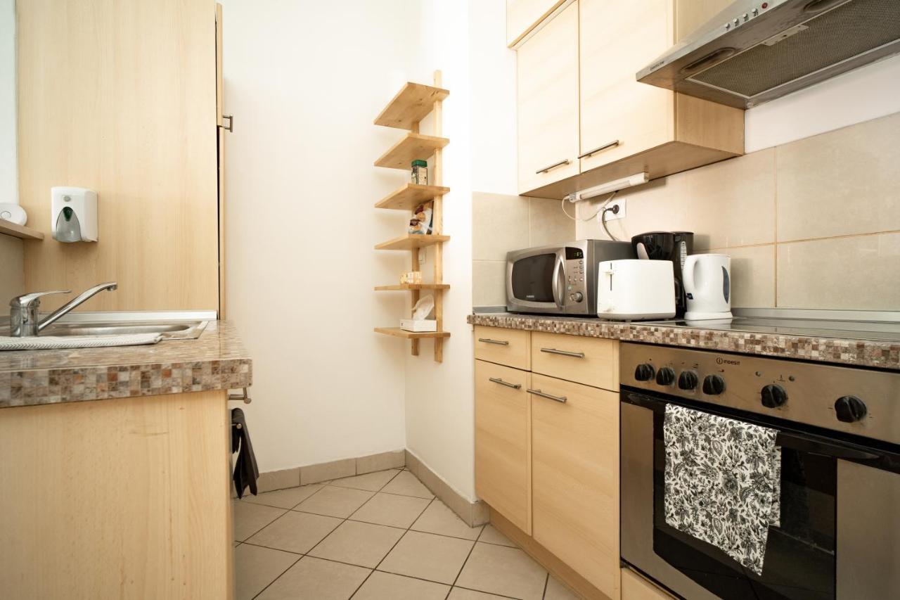At Gozsdu Court, 60 Sqm, 2 With 2 Ac, Elevators, Kitchen Budapest